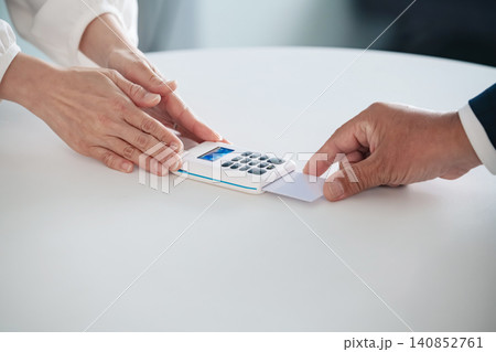 カードタッチ決済イメージ。キャッシュレス、クレジットカード、レジ、マネー、支払い、ショッピング カードタッチ決済イメージ。キャッシュレス、クレジットカード、レジ、マネー、支払い、ショッピング 140852761