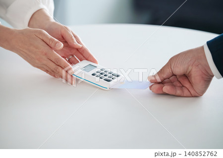 カードタッチ決済イメージ。キャッシュレス、クレジットカード、レジ、マネー、支払い、ショッピング カードタッチ決済イメージ。キャッシュレス、クレジットカード、レジ、マネー、支払い、ショッピング 140852762