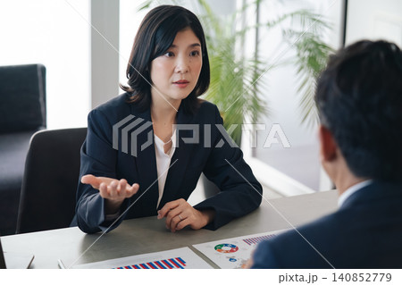 面談する男女ビジネスパーソン。コンサル、アドバイザー、相談、商談、提案、説明、会話、営業、プレゼン 面談する男女ビジネスパーソン。コンサル、アドバイザー、相談、商談、提案、説明、会話、営業、プレゼン 140852779