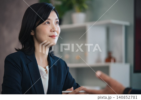 面談する女性ビジネスパーソン。会議、ミーティング、コンサル、アドバイザー、面接、会議、ミーティング 140852781