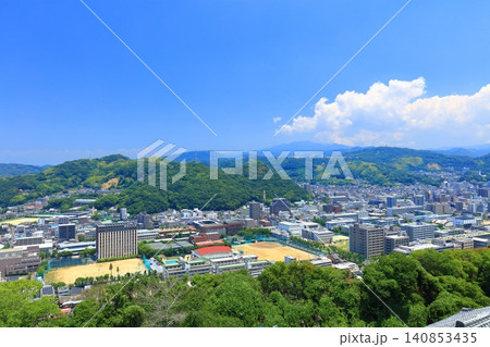 【愛媛県】快晴の松山城から見た愛媛大学と松山大学 【愛媛県】快晴の松山城から見た愛媛大学と松山大学 140853435