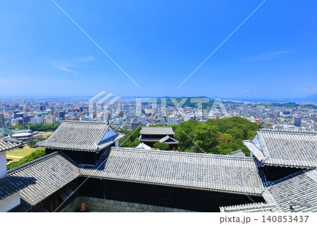 【愛媛県】快晴の松山城と松山市街地 【愛媛県】快晴の松山城と松山市街地 140853437