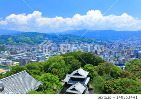 【愛媛県】快晴の松山城から見た道後温泉 【愛媛県】快晴の松山城から見た道後温泉 140853441
