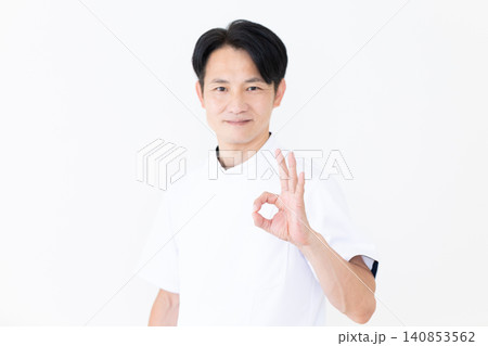 丸のポーズをする白衣を着たミドル男性の鍼灸師・整体師 丸のポーズをする白衣を着たミドル男性の鍼灸師・整体師 140853562