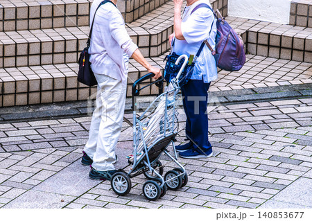 日本の横浜都市景観井戸端会議…梅雨時の蒸し暑い日…長い立ち話をする高齢女性たち=横浜市内で 日本の横浜都市景観井戸端会議…梅雨時の蒸し暑い日…長い立ち話をする高齢女性たち=横浜市内で 140853677