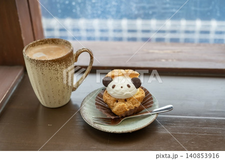 パンダシュークリームとカフェラテのカフェセット パンダシュークリームとカフェラテのカフェセット 140853916