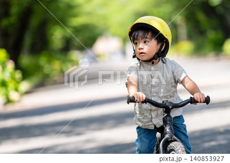 キックバイクに乗るヘルメットをかぶった男の子 140853927
