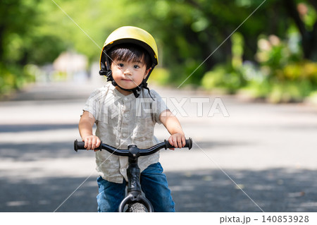 キックバイクに乗るヘルメットをかぶった男の子 140853928