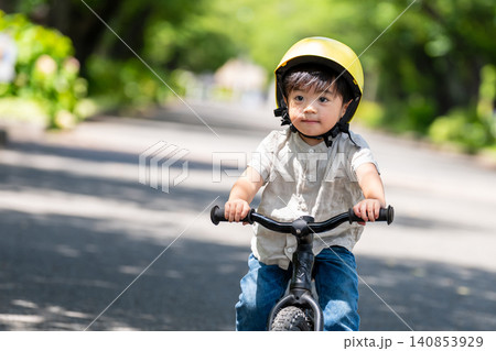 キックバイクに乗るヘルメットをかぶった男の子 キックバイクに乗るヘルメットをかぶった男の子 140853929