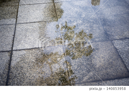 雨上がりの都市風景 地面 タイル 水溜り 雨の日 梅雨 6月 イメージ 雨上がりの都市風景 地面 タイル 水溜り 雨の日 梅雨 6月 イメージ 140853958