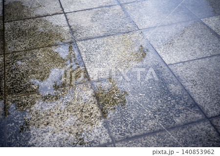 雨上がりの都市風景 地面 タイル 水溜り 雨の日 梅雨 6月 イメージ 雨上がりの都市風景 地面 タイル 水溜り 雨の日 梅雨 6月 イメージ 140853962