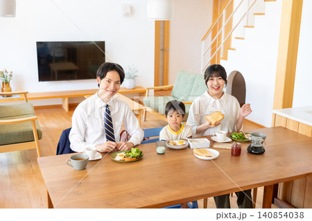 朝食をとる共働き家族 朝食をとる共働き家族 140854038