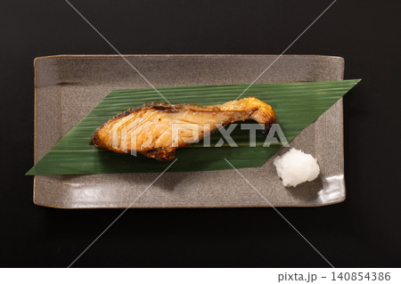 ［北海道産　白鮭］新巻鮭　焼き（寒風干し） 140854386