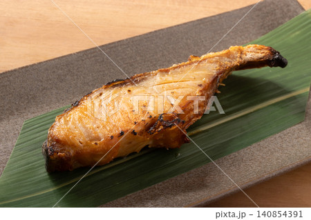 ［北海道産　白鮭］新巻鮭　焼き（寒風干し） 140854391