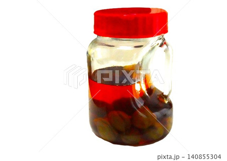 瓶に入った手作りの梅酒 瓶に入った手作りの梅酒 140855304