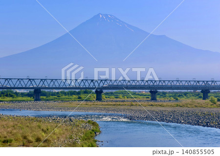 新幹線と富士山・富士川鉄橋（静岡県・富士市） 140855505