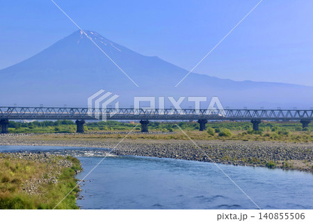 新幹線と富士山・富士川鉄橋（静岡県・富士市） 140855506