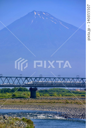 新幹線と富士山・富士川鉄橋(静岡県・富士市) 新幹線と富士山・富士川鉄橋(静岡県・富士市) 140855507