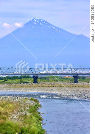 新幹線と富士山・富士川鉄橋（静岡県・富士市） 140855509