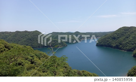 対馬 金田城 ビューポイントからの黒瀬湾方面 対馬 金田城 ビューポイントからの黒瀬湾方面 140855956