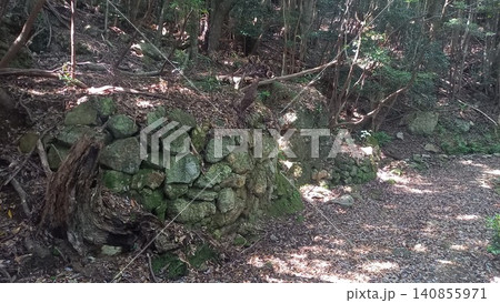 対馬 金田城 山頂までの登山道石塁 対馬 金田城 山頂までの登山道石塁 140855971
