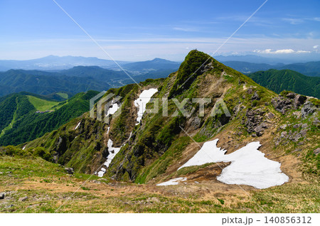 【谷川岳】夏の山並みと山頂の絶景|日本百名山 【谷川岳】夏の山並みと山頂の絶景|日本百名山 140856312