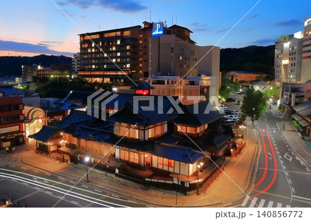 【愛媛県】リニューアルした道後温泉本館の夜景 【愛媛県】リニューアルした道後温泉本館の夜景 140856772