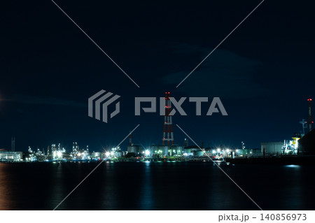 海越しに見る赤白煙突と四日市コンビナートの夜景 海越しに見る赤白煙突と四日市コンビナートの夜景 140856973