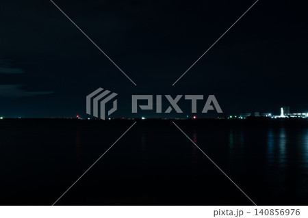 夜の海に浮かぶ対岸の工場夜景と水面の光 夜の海に浮かぶ対岸の工場夜景と水面の光 140856976