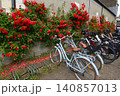 赤い薔薇と自転車の列 140857013