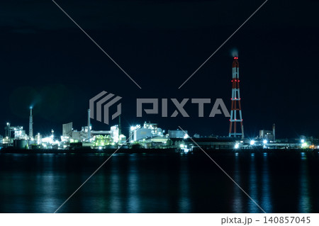 赤白煙突がそびえる四日市コンビナートの工場夜景 赤白煙突がそびえる四日市コンビナートの工場夜景 140857045