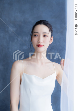 ブーケを持つ花嫁 ブーケを持つ花嫁 140857344