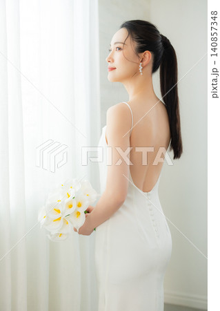 白いドレスを着た若い女性 白いドレスを着た若い女性 140857348