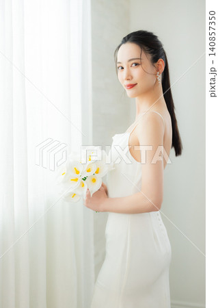 白いドレスを着た若い女性 白いドレスを着た若い女性 140857350