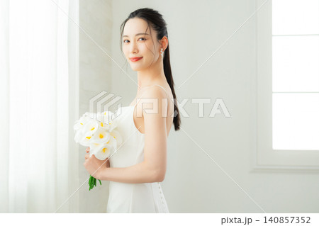 白いドレスを着た若い女性 白いドレスを着た若い女性 140857352