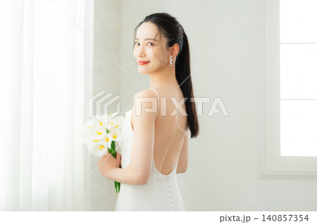 白いドレスを着た若い女性 白いドレスを着た若い女性 140857354