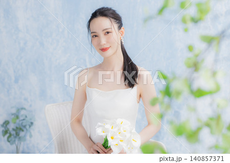 ウェディングドレスを着た若い女性 ウェディングドレスを着た若い女性 140857371