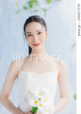 ウェディングドレスを着た若い女性 ウェディングドレスを着た若い女性 140857379