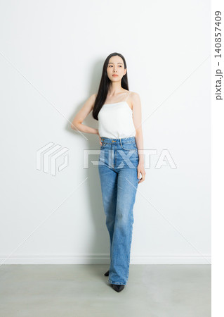 ジーンズをはいたモデルの女性 ジーンズをはいたモデルの女性 140857409