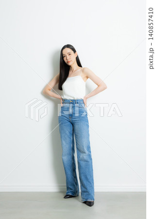 ジーンズをはいたモデルの女性 ジーンズをはいたモデルの女性 140857410