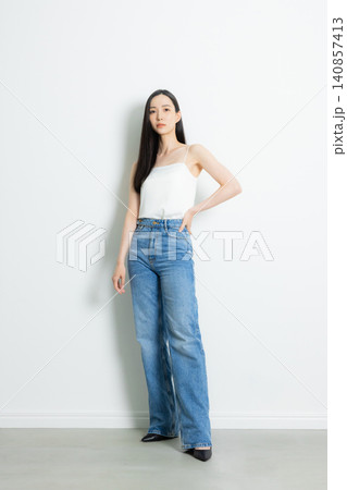 ジーンズをはいたモデルの女性 140857413