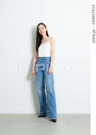 ジーンズをはいたモデルの女性 ジーンズをはいたモデルの女性 140857414
