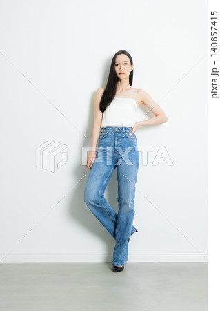 ジーンズをはいたモデルの女性 ジーンズをはいたモデルの女性 140857415