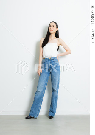 ジーンズをはいたモデルの女性 ジーンズをはいたモデルの女性 140857416