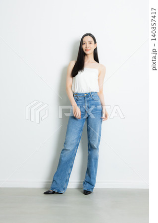 ジーンズをはいたモデルの女性 ジーンズをはいたモデルの女性 140857417