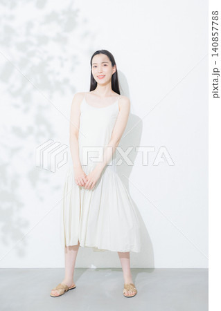 白いワンピースの若い女性 140857788