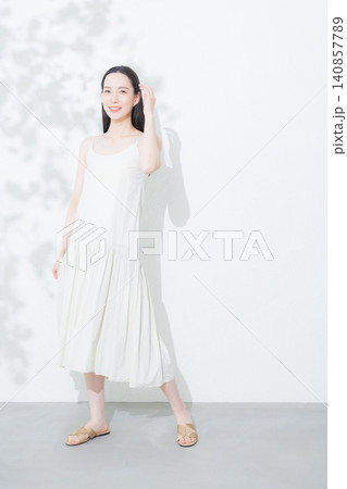 白いワンピースの若い女性 白いワンピースの若い女性 140857789