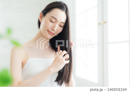 髪を触る女性 髪を触る女性 140858104