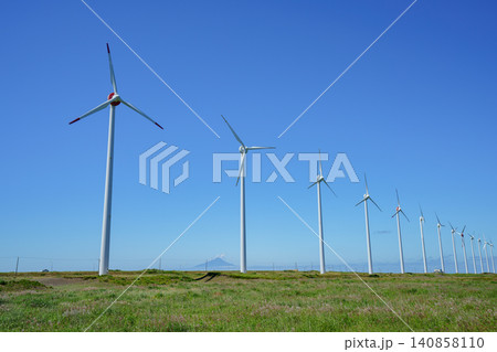 北海道オロロンラインのオトンルイ風力発電所と利尻富士 夏の絶景ロード風景素材 北海道オロロンラインのオトンルイ風力発電所と利尻富士 夏の絶景ロード風景素材 140858110