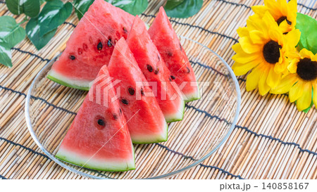 ひまわりとスイカの夏イメージ 爽やかなカットスイカのデザート ひまわりとスイカの夏イメージ 爽やかなカットスイカのデザート 140858167